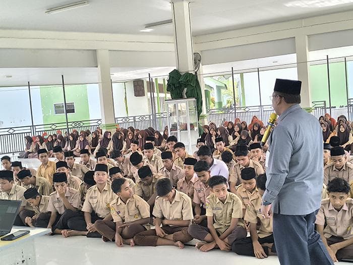 Siswa MTsN Bireuen Diberi Sosialisasi TKA dan Kelas Ikatan Dinas