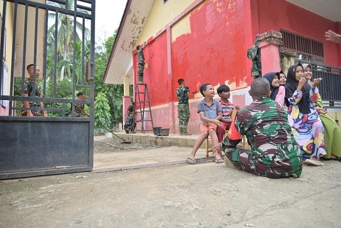TNI Cat Sekolah Merah Putih di Pijay, Bangkitkan Nasionalisme Pasca Banjir