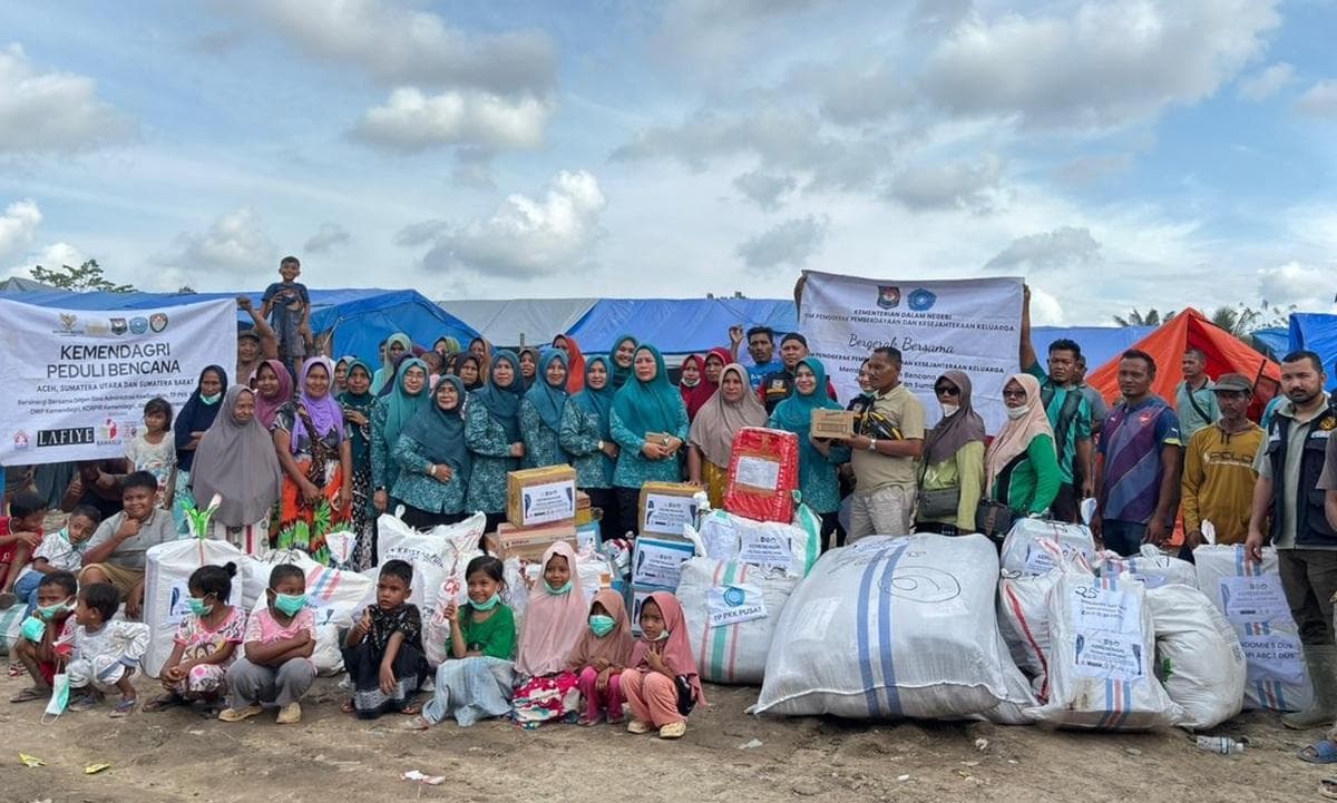 Ibu-ibu PKK Aceh Utara Dampingi Kunjungan TP-PKK Pusat Salurkan Bantuan Pascabanjir