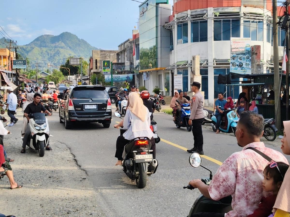 Polsek Samadua Atur Lalu Lintas Jelang Berbuka Puasa di Aceh Selatan