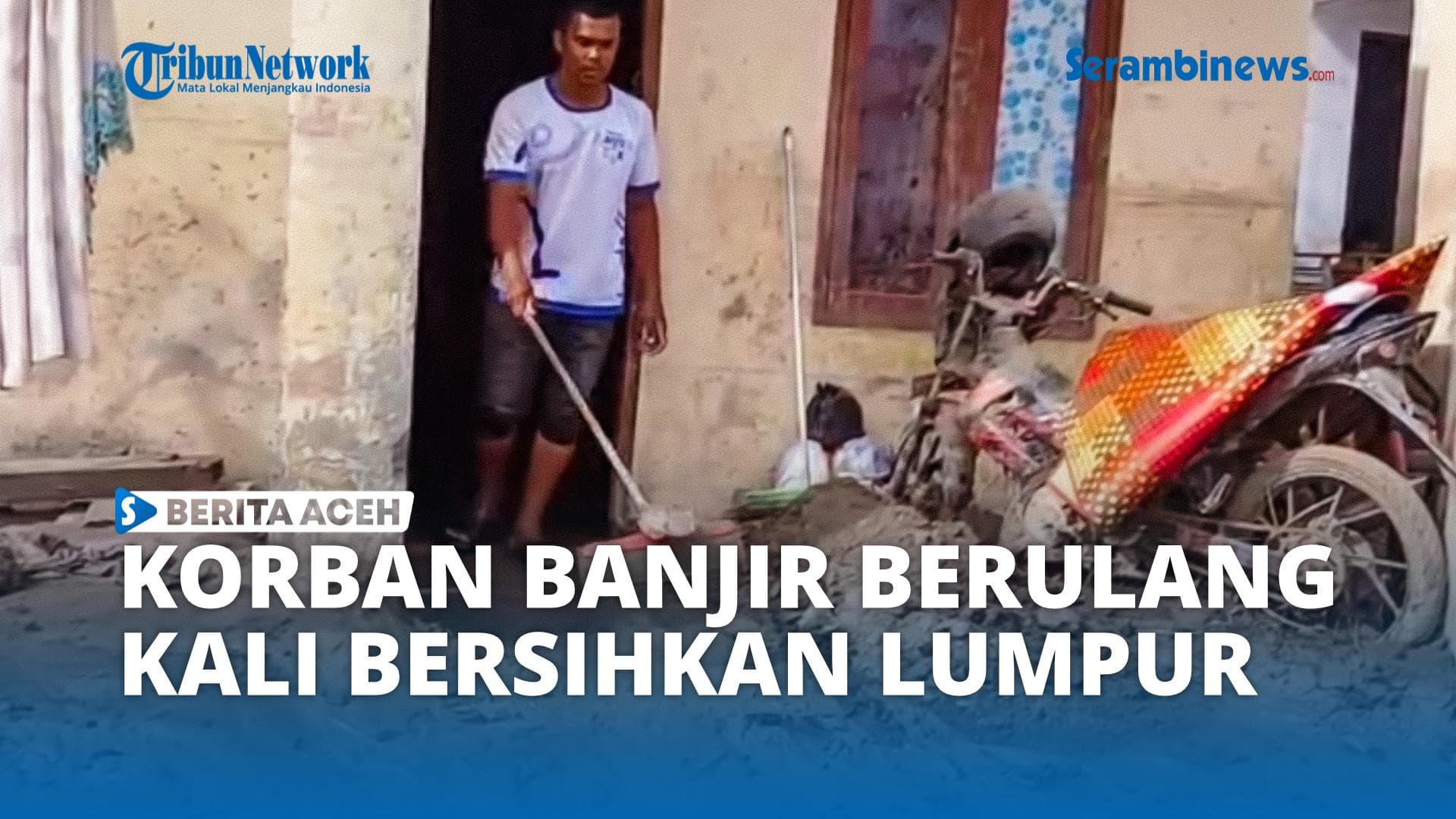 Warga Pidie Jaya Berulang Kali Bersihkan Lumpur Banjir di Rumah