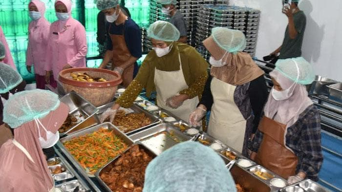 Bhayangkari Polres Bireuen Bagikan 1.816 Porsi Makan Bergizi Gratis untuk Pelajar dan Ibu Hamil di Kutablang