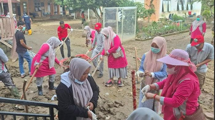 Tenaga Medis Bireuen Gotong Royong Bersihkan Puskesmas Kutablang Pasca Banjir