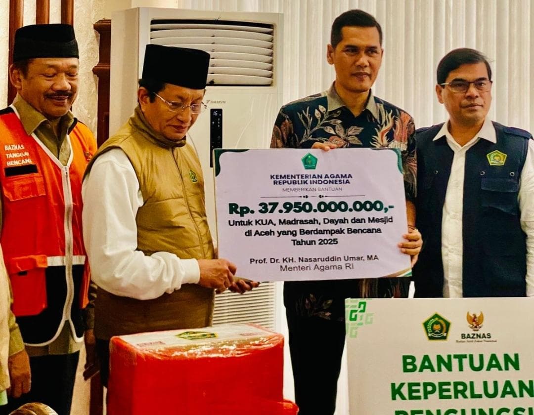 Menag Serahkan Bantuan untuk Korban Bencana Hidrometereologi Aceh