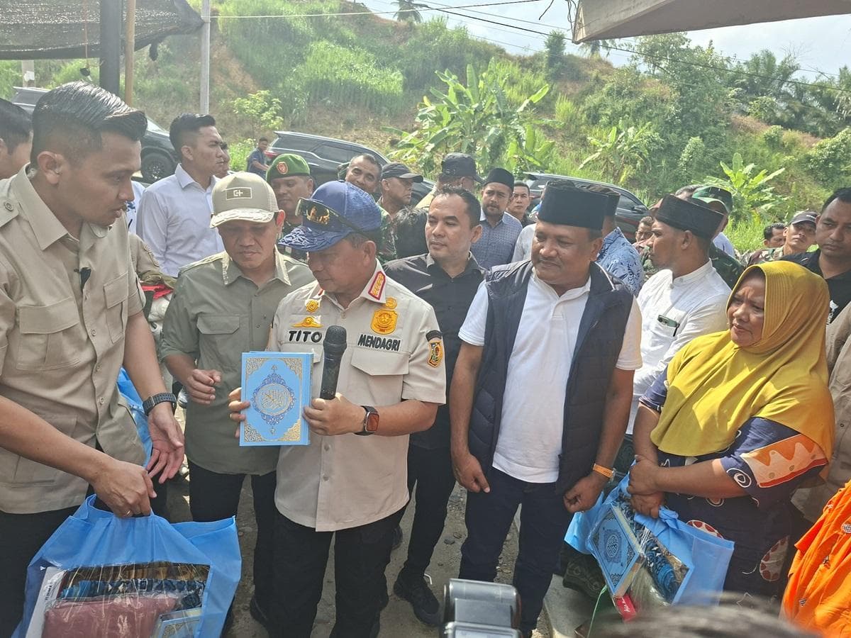 Mendagri Serahkan Bantuan untuk 83 KK Korban Banjir di Bireuen
