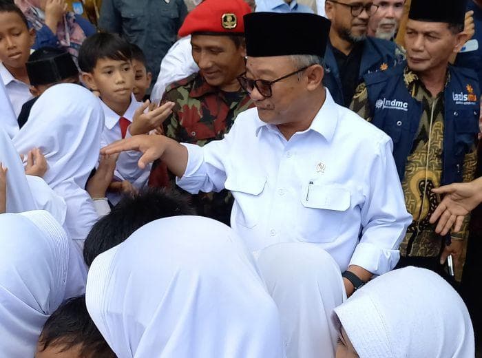 Mendikdasmen Semangati Murid SD Muhammadiyah Langsa di Tengah Banjir