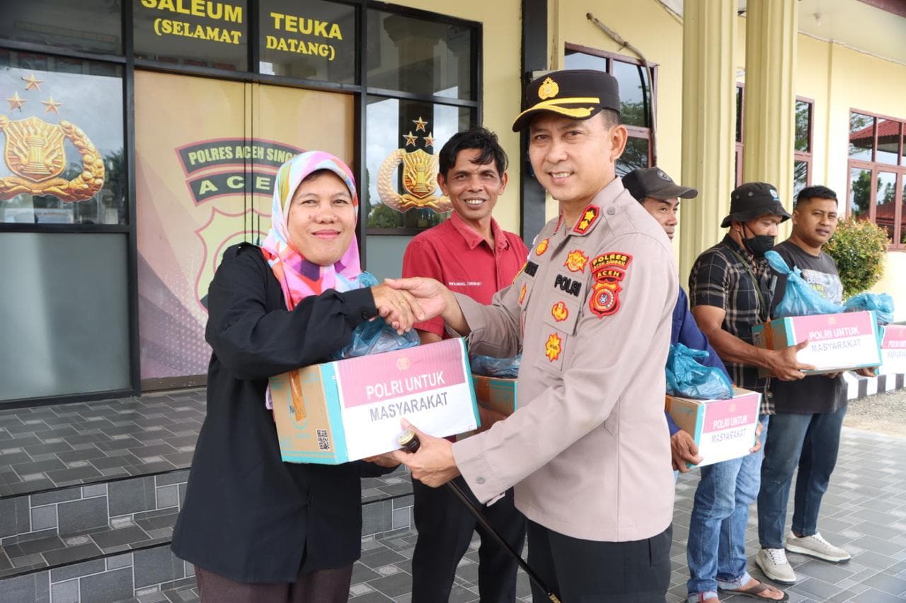 Polres Aceh Singkil Bagikan Daging Meugang kepada Warga dan Media
