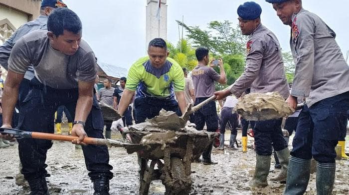 Terendam Lumpur, Polisi Bersihkan Museum Samudera Pasai Aceh Utara