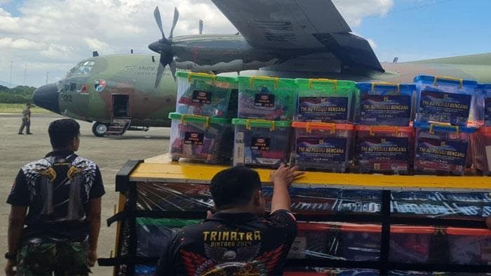 Hercules TNI AU Angkut Obat, Vaksin hingga Toren Air ke Bener Meriah