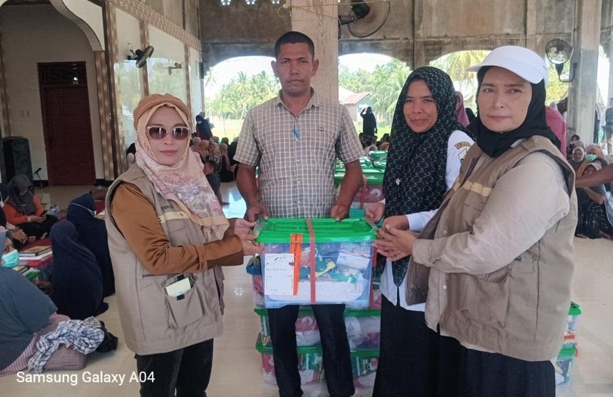 Ketua TP PKK Bireuen Salurkan Bantuan ke Ibu-ibu Keurumbok Pasca Banjir