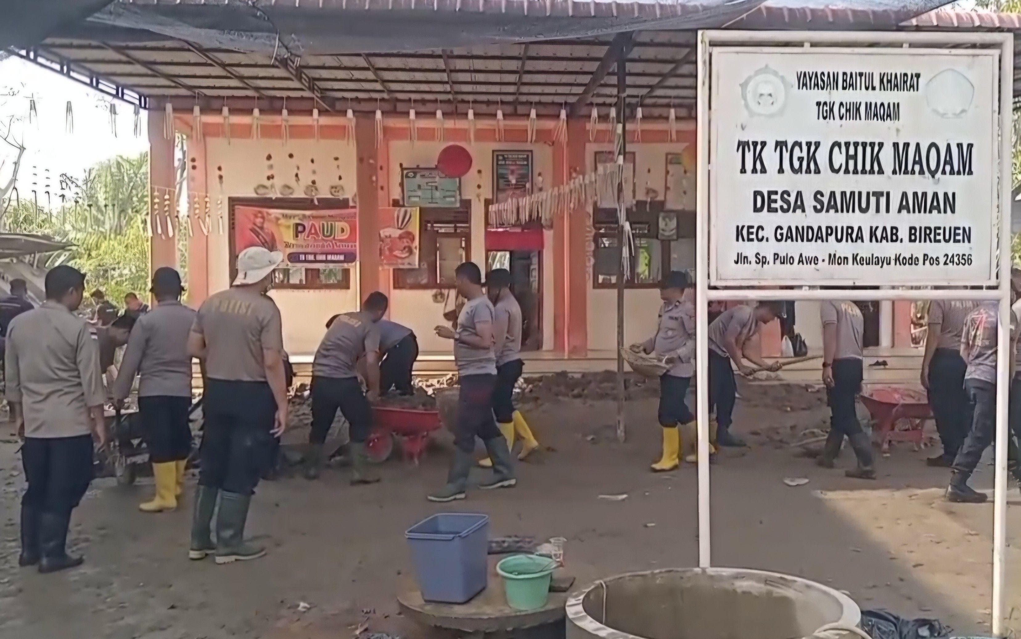 Polres Bireuen Bersihkan TK Pasca Banjir, Warga Gandapura Terima Bantuan