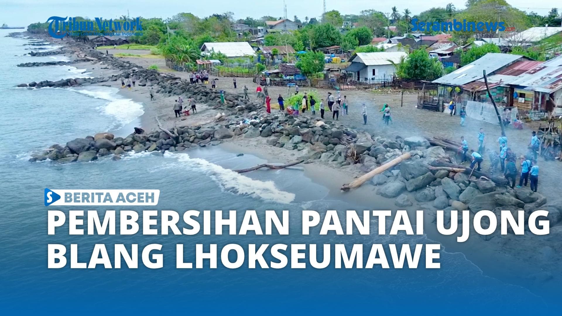 Polisi dan TNI Bersihkan 1 Km Pantai Ujong Blang Lhokseumawe
