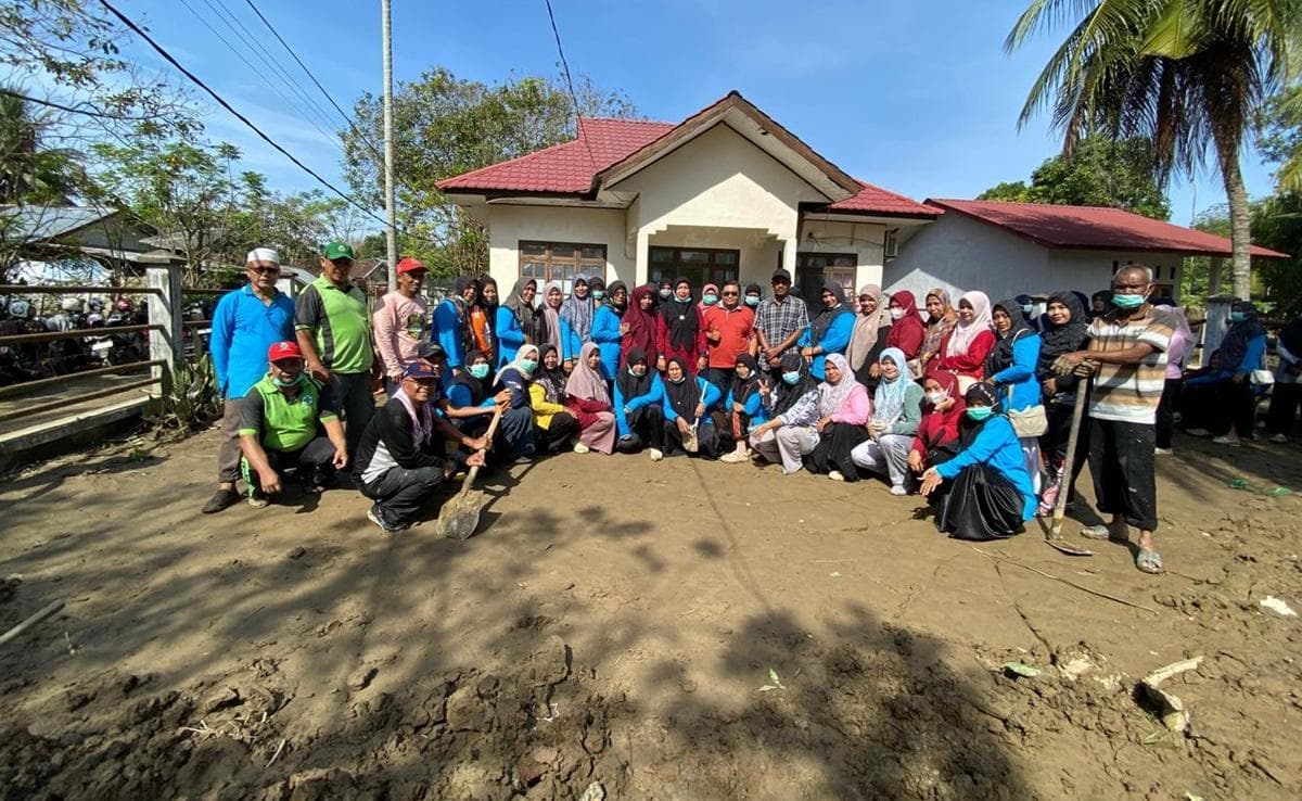 Tenaga Medis Bireuen Bersihkan Polindes Tertimbun Banjir di Blang Garang