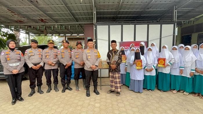 Polres Pijay Bagikan 200 Mushaf Al-Qur’an untuk Dayah Pasca Banjir