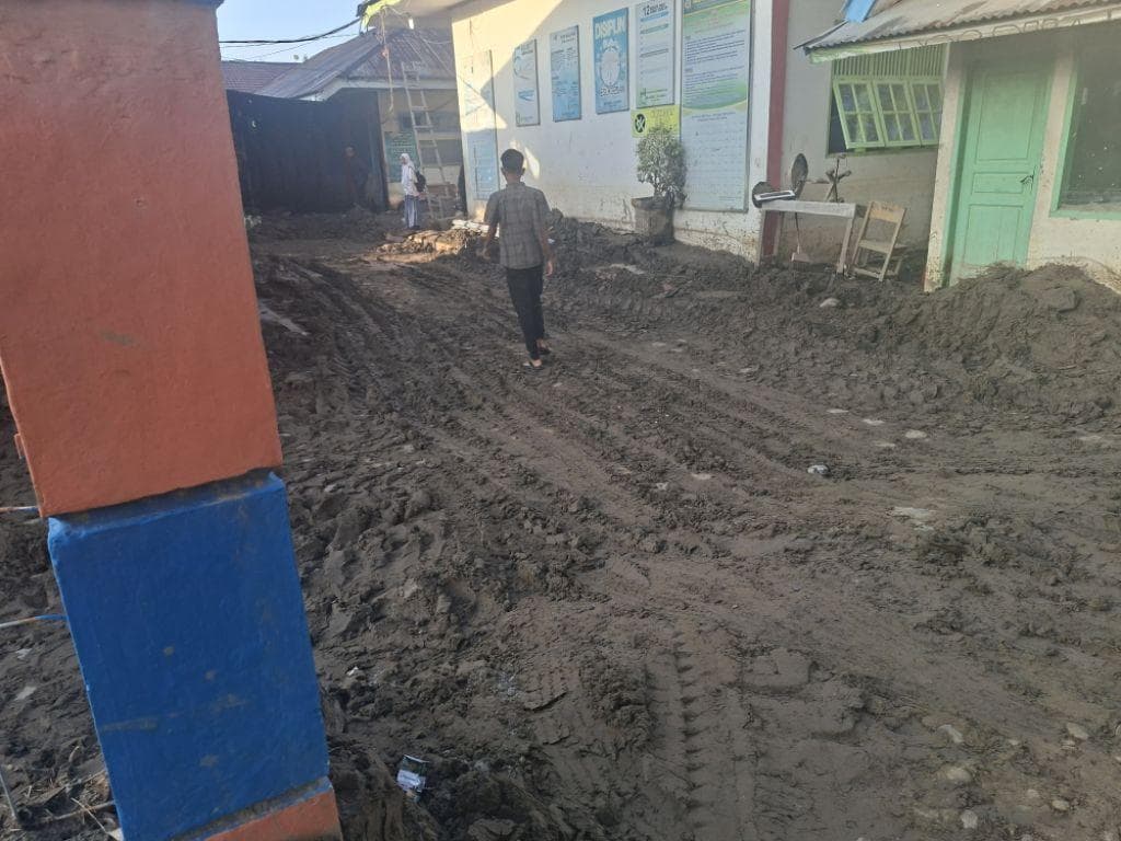 Dua Sekolah di Bireuen Masih Berlumpur, Belajar Normal Belum Bisa