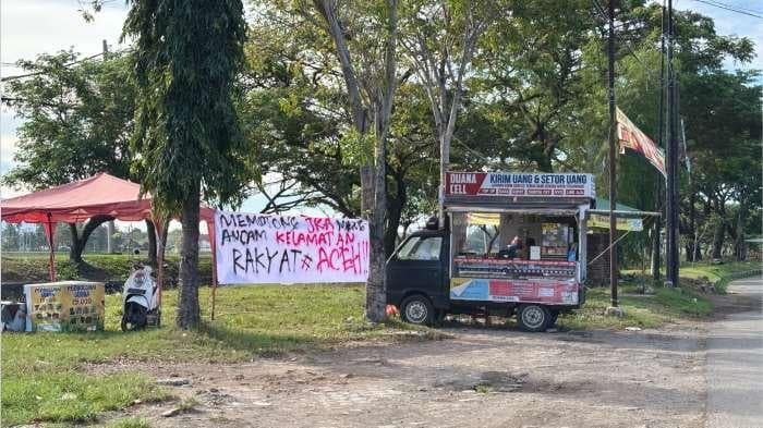 Spanduk Protes Pemotongan JKA Bertebaran di Banda Aceh, Warga Khawatir