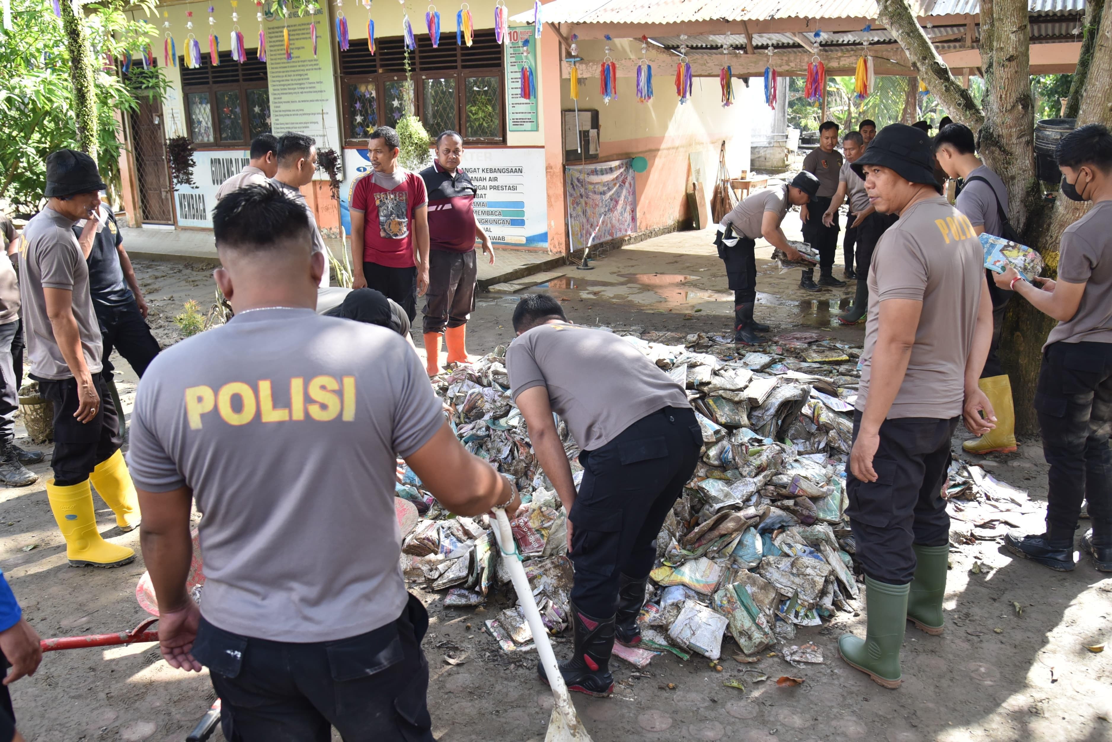 Polres Bireuen Bersihkan SDN 2 Kutablang dari Lumpur Pasca Banjir