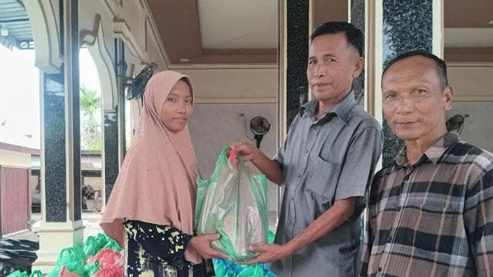 Pemerintah Blang Keude Bireuen Salurkan 200 Paket Sembako Warga Pasca Banjir