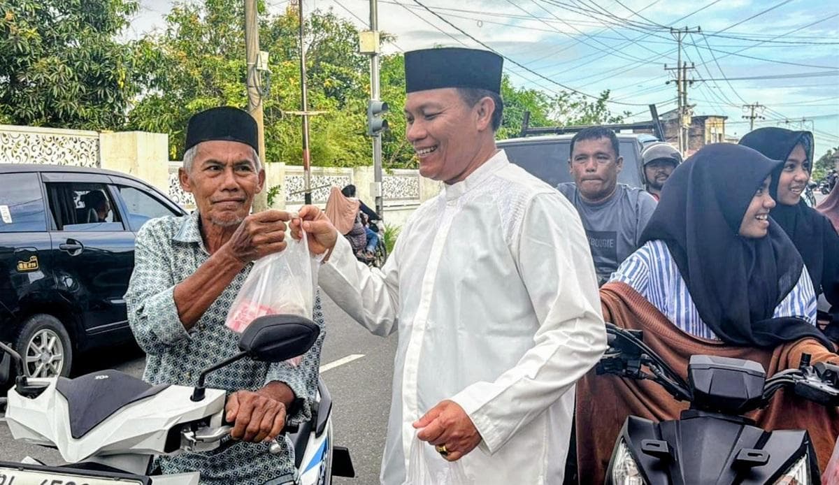 Kankemenag Aceh Barat Daya Bagikan Takjil untuk Warga Berpuasa