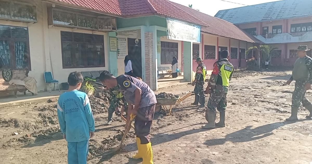 TNI dan Warga Bersihkan SDN 3 Peusangan Bireuen Pasca Banjir