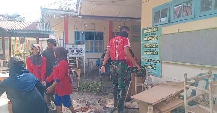 TNI dan Siswa Bersihkan SMK Negeri 1 Peusangan Pasca Banjir Lumpur
