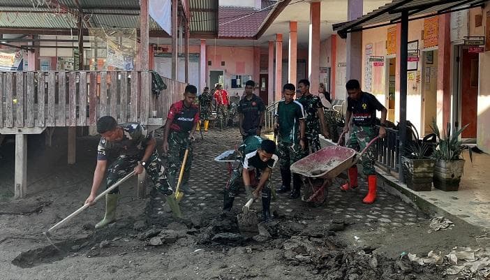 TNI Bersihkan Puskesmas Kutablang Bireuen Pasca Banjir untuk Layanan Kesehatan Optimal