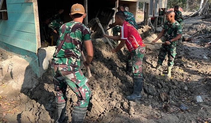 TNI Bersama Warga Aceh Bersihkan Rumah Pasca Banjir dan Longsor