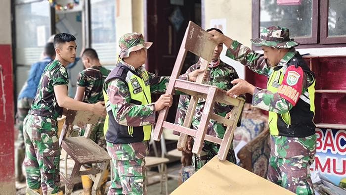Ratusan Prajurit TNI Bersihkan Lumpur di SMAN 2 Peusangan Bireuen