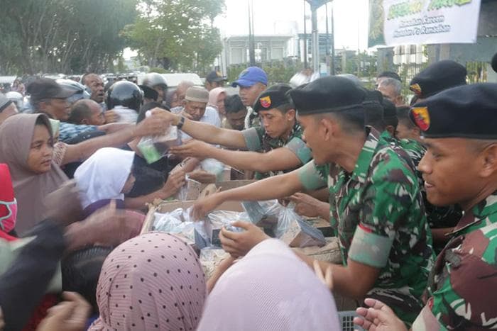 Yonkav 11/MSC Bagikan 500 Paket Takjil untuk Warga Lhokseumawe dan Bener Meriah