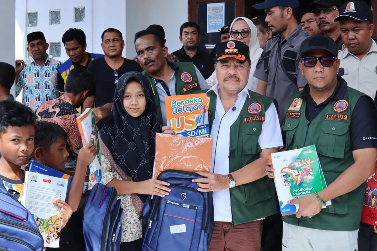 Bupati Nagan TRK Serahkan Seragam dan Perlengkapan Sekolah untuk Siswa Korban Banjir Beutong Ateuh