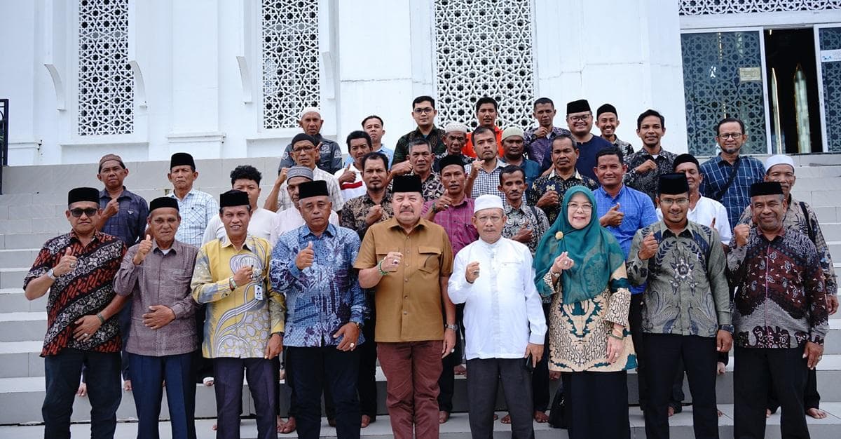 Bupati Nagan Raya TRK Serahkan Bantuan Rp400 Juta untuk Sajadah di 50 Masjid dan Meunasah