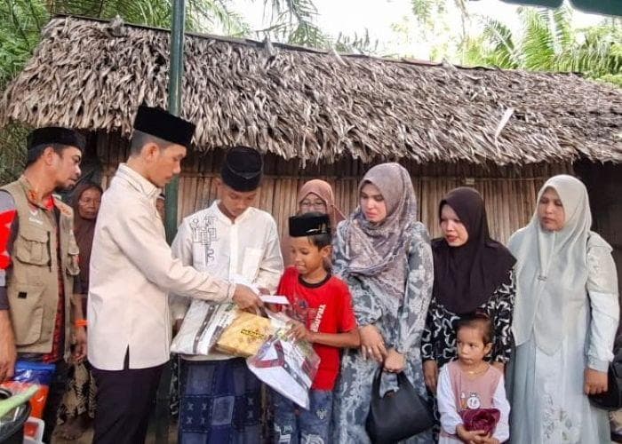 Bupati Aceh Barat Janji Bangun Rumah Layak untuk Anak Yatim di Gubuk Reot