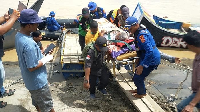 Jembatan Putus, Tim SAR Polairud Prioritaskan Seberangkan Pasien Urgensi dan Jenazah