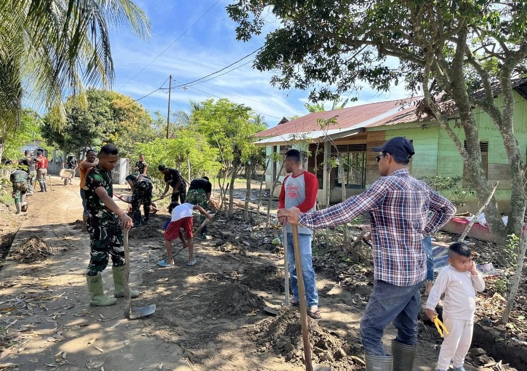 Personel TNI Bersama Warga Pulihkan Meunasah Keude Aceh, Samalanga