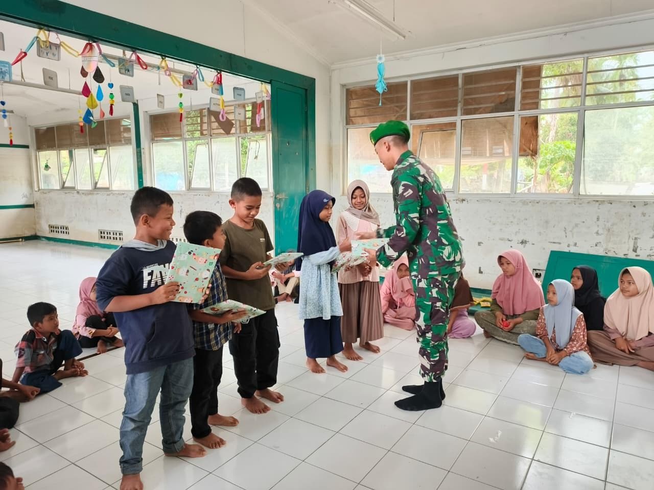 TNI Beri Edukasi Kesehatan dan Motivasi Siswa SD Peusangan Siblah Krueng Bireuen