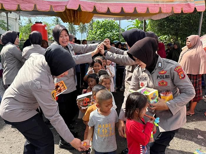 Polwan Lhokseumawe Salurkan Bantuan dan Trauma Healing untuk Korban Banjir