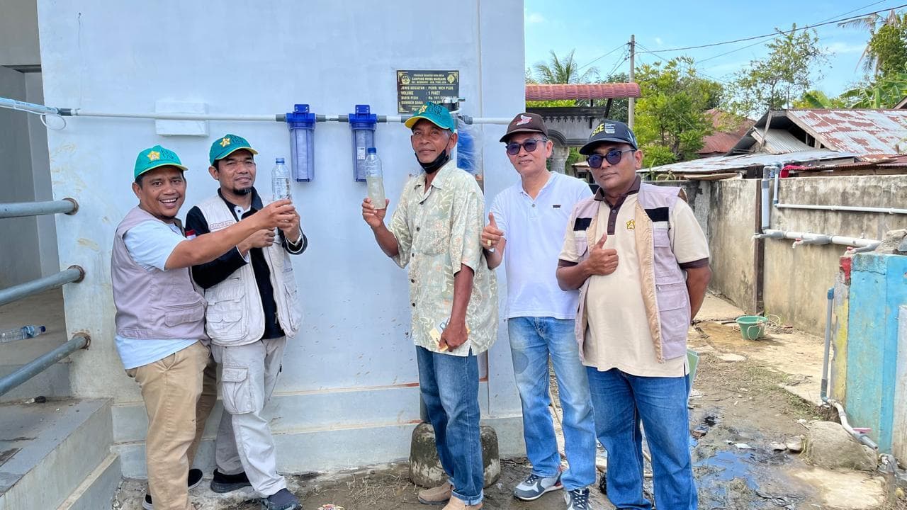 Tim Pengabdian USK Salurkan Bantuan Alat Penyaringan Air Bersih pada Korban Bencana Banjir danamp; Longsor