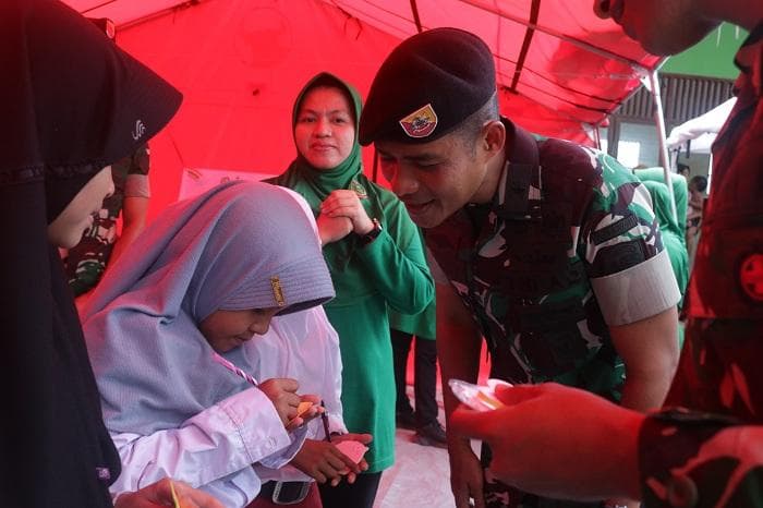 TNI Salurkan Bantuan Sekolah ke Anak Terdampak Bencana di Aceh Utara