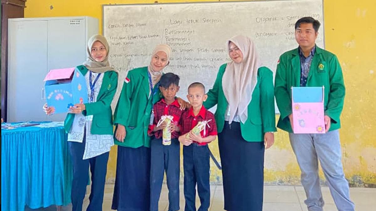 Mahasiswa Unimal Tanamkan Kebiasaan Pemilahan Sampah di SDN 7 Blang Mangat