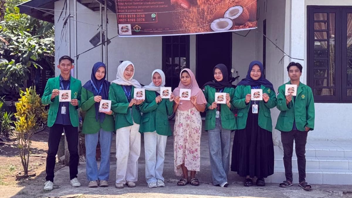 Mahasiswa Unimal Dorong Ekonomi Desa Kuala dengan Keukarah dan Kelapa Gongseng