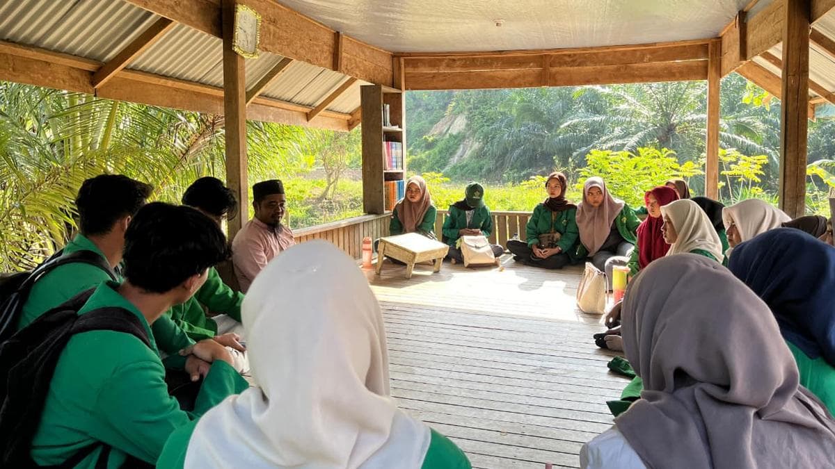 Mahasiswa Unimal Bantu Dayah Aceh Utara Pasca Banjir, Banyak Kitab Rusak