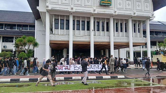 Seratusan Mahasiswa Aceh Demo di Kantor Gubernur, Desak Status Bencana Nasional