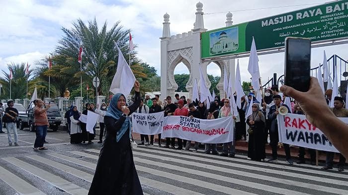 Kecewa Penanganan Bencana, Elemen Sipil Gelar Demo dan Kibarkan Bendera Putih di Depan Masjid Raya