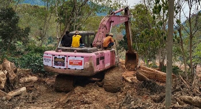 Relawan MG LPDP Aceh Buka Akses Jalur Terisolasi Akibat Banjir Bandang