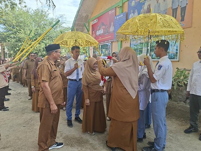 Kepala Sekolah Baru Bireuen Disambut Meriah dengan Payung Kuning