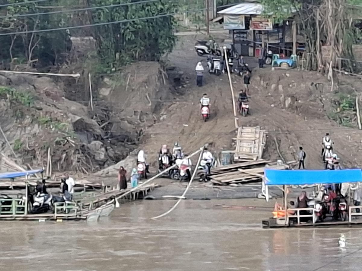 Jembatan Putus di Bireuen, Warga dan Pelajar Terpaksa Naik Boat Setiap Hari