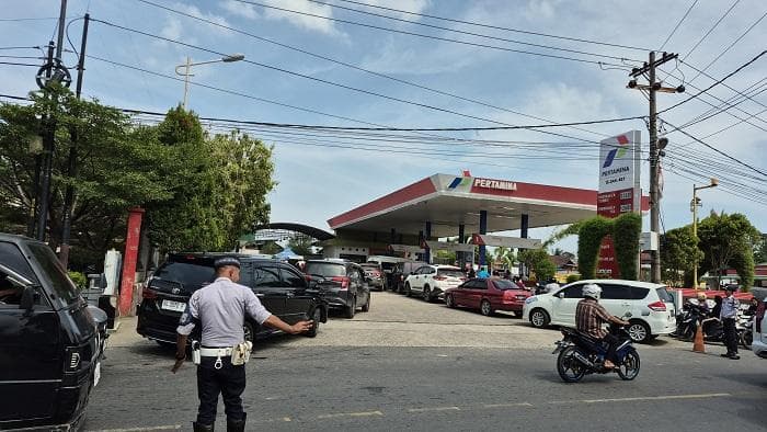 Warga Langsa Antri Panjang di SPBU, Khawatir BBM Langka Akibat Perang Iran-Israel