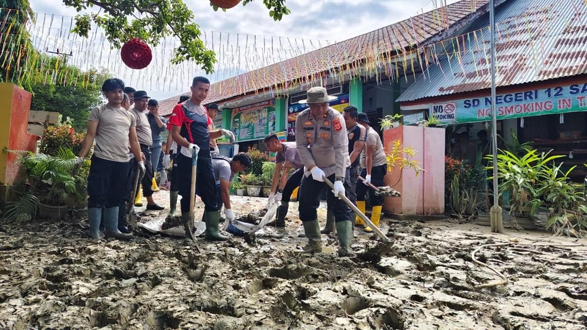 Pascabanjir,  Polisi Bersihkan Lumpur di Lingkungan SDN 12 Samudera Aceh Utara 