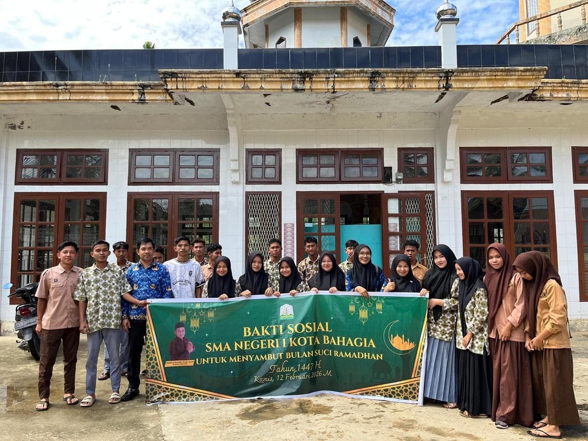 Siswa SMAN 1 Kota Bahagia Baksos di Masjid dan Makam Pahlawan Aceh Selatan