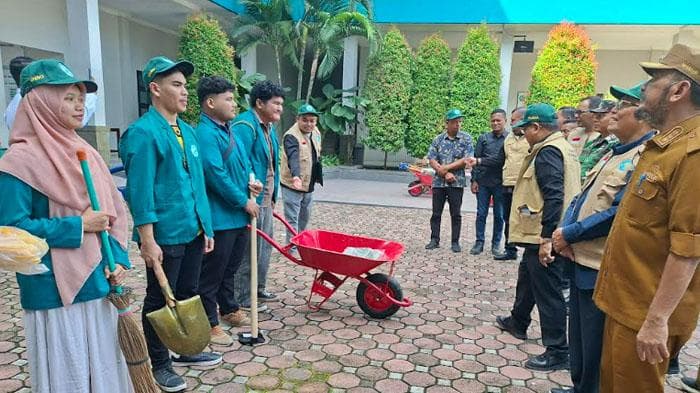 Mahasiswa KKM UNIKI Baksos ke Lokasi Bencana Banjir, Bawa Perlengkapan Kereta Sorong dan Cangkul  